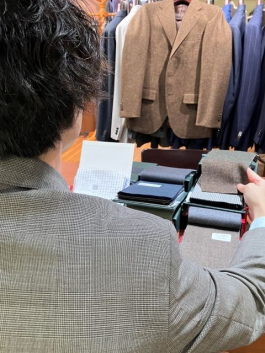 【ブラウンスーツ】夏から秋まで使いやすいスーツは…？
