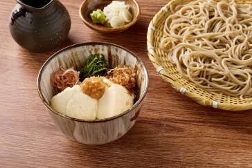 豆富と叩き梅の薬味つけ汁そば