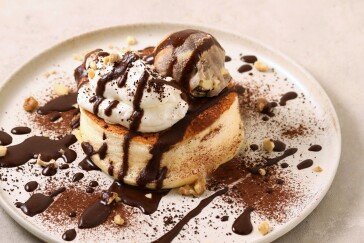 クーベルチュールチョコとTAOCA COFFEEソースのパンケーキ