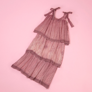 "Emerald Motel"エスニックレーヨン刺繍ラッフルキャミソールワンピース　＜レディース＞