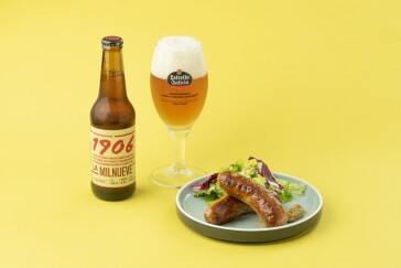 スペインビール（エストレージャ・ガリシア）／サルシッチャクラシカのオーブン焼き