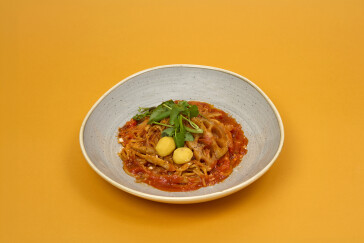 秋野菜とコーンポークのデミグラスパスタ